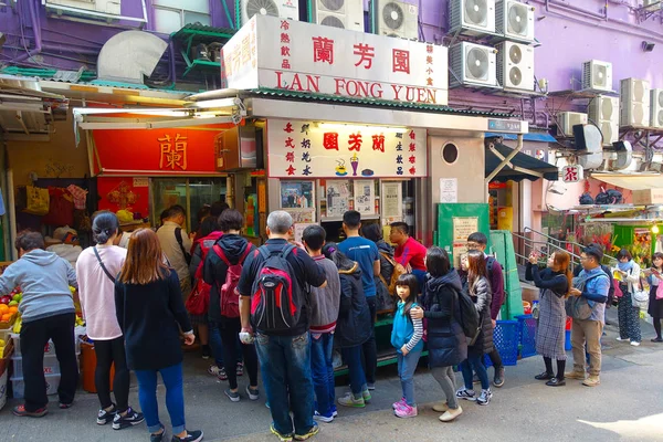 HONG KONG, CHINA - 26 DE ENERO DE 2017: Multitud de personas comprando batidos en una tienda en el stand de Street en la ciudad de Hong Kong — Foto de Stock