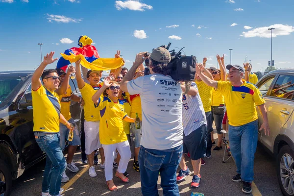NUEVA YORK, EE.UU. - 22 DE NOVIEMBRE DE 2016: Aficionados ecuatorianos no identificados celebran la victoria de Ecuador fuera del Estadio Metlife después de un partido de fútbol en Nueva York — Foto de Stock