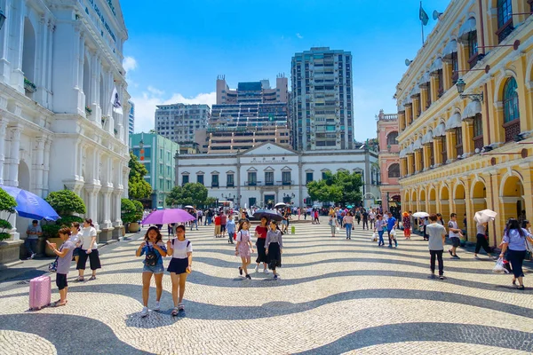 MACAU, CHINA- 11 DE MAYO DE 2017: Una gente no identificada caminando cerca de la Oficina del Instituto de Asuntos Cívicos y Municipales —  Fotos de Stock