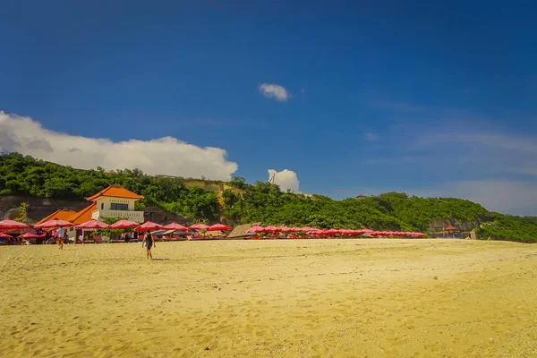 Schöner sonniger tag mit schirmen in einer reihe am strand von pantai pandawa, in bali island, indonesien — Stockfoto