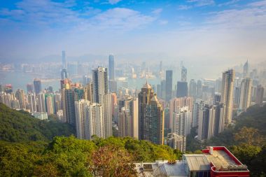 Victoria Peak güzel görünümünden horizont güneşli bir günde mavi gökyüzü ile Hong Kong şehir