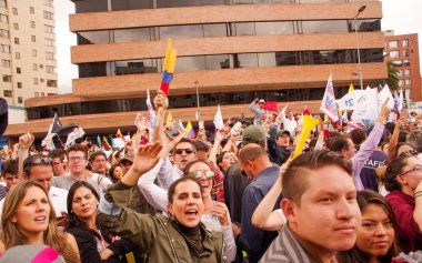 Quito, Ekvator - 7 Nisan 2016: Kalabalık olan Ekvador ve beyaz bayrak destekleyen Başkan adayı Guillermo Kement ve hükümet protesto anti sırasında gazeteciler kimliği belirsiz kişilerin