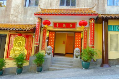 Hong Kong, Çin - 26 Ocak 2017: Tsz Manastırı girin ile iki sarhoş aslan Sha Tin, Hong Kong, Çin