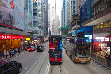 Hong Kong, Çin - 26 Ocak 2017: İki çift katlı otobüs Hong Kong, Çin. Dünyada üç ve en ünlü çift güverteli tramvay sistemi Hong Kong 's