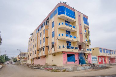 Manta, Ekvador - 11 Mayıs 2017: 7,8 Richter ölçeğinde tarafından 16th Nisan 2016, Güney Amerika, Manta Ekvador ölçme güçlü bir deprem sırasında bina kısmi yok