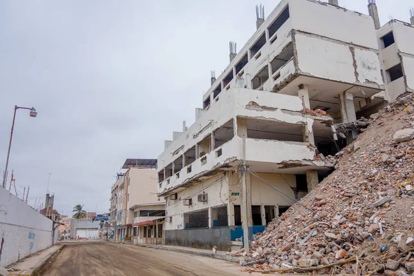 Manta, Ekvador - 11 Mayıs 2017: 7,8 Richter ölçeği Güney Amerika tarafından 16th Nisan 2016, ölçme güçlü bir deprem sırasında tamamen yok edilmiş bir binanın yanındaki bina kısmi yok