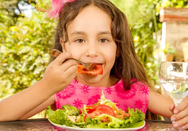 Güzel kız, sağlıklı bir salata yemek kadar yakın ve bir su, bir bahçe arka planda içerken — Stok fotoğraf