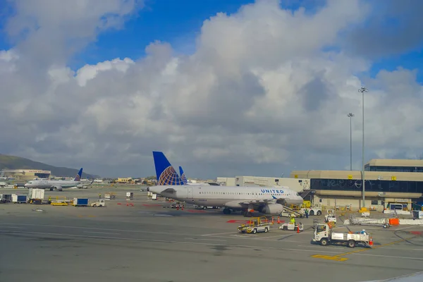 SAN FRANCISCO, CALIFORNIA - 13 DE ABRIL DE 2014: Aviones de United Airlines en la Terminal 3 del Aeropuerto Internacional de San Francisco . — Foto de Stock