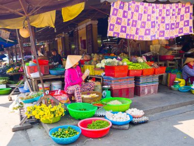 Hoi An, Vietnam - 21 Ağustos 2017: Vietnam kadın gıda sokakta Hoi An, Vietnam satış