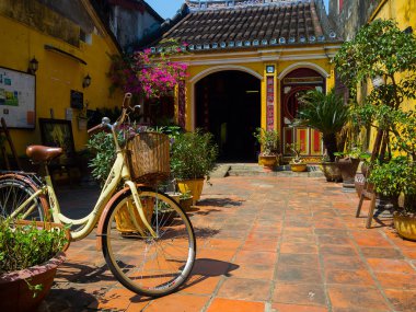 Hoian, Vietnam - 20 Ağustos 2017: arka verandada, Hoi Vietnam bir antik kenti bir evde Bahçe park etmiş bir bisiklet kapat