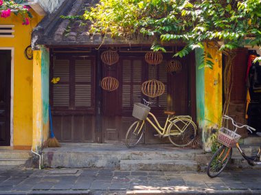 Hoian, Vietnam - 20 Ağustos 2017: arka verandada, Hoi Vietnam bir antik kenti bir evde Bahçe park etmiş bir bisiklet kapat