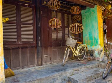 Hoian, Vietnam - 20 Ağustos 2017: arka verandada, Hoi Vietnam bir antik kenti bir evde Bahçe park etmiş bir bisiklet kapat