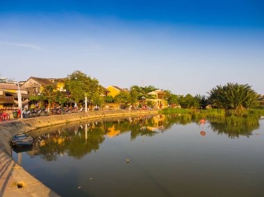 Hoian, Vietnam, Eylül, 04 2017: Antik mimari Hoi önünde geleneksel tekneler tanımlanamayan insanlarda An, Vietnam. Hoi bir dünya kültürel mirası, ünlü karışık içindir
