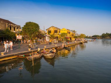 Hoian, Vietnam, Eylül, 04 2017: Geleneksel tekneler önünde antik mimari Hoi An, Vietnam. Hoi bir dünya kültürel mirası, karma kültürler mimarisi için ünlü olduğunu