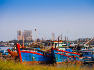 Hoian, Vietnam, Eylül, 04 2017: Geleneksel tekneler önünde antik mimari Hoi An, Vietnam. Hoi bir dünya kültürel mirası, karma kültürler mimarisi için ünlü olduğunu