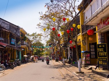 Hoian, Vietnam, Eylül, 04 2017: kağıt, Hoi bir antik kenti, Unesco Dünya Mirası kimliği belirsiz kişi sokak görünümü'nde eski evleri ve renkli lanters ile yürüyüş yaptı