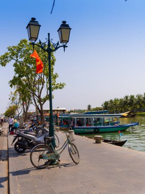 Hoian, Vietnam, Eylül, 04 2017: Bir satır ve bazı tekneler ofr turist Hoi bir antik kenti, Unesco Dünya Mirası suda Bisiklet ve motosiklet Park
