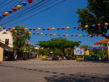 Hoian, Vietnam, Eylül, 04 2017: Eski evleri ve renkli lanters kağıt, Hoi bir antik kenti, Unesco Dünya Mirası sokak görünümü. Hoi bir en popüler yerlerinden biridir.