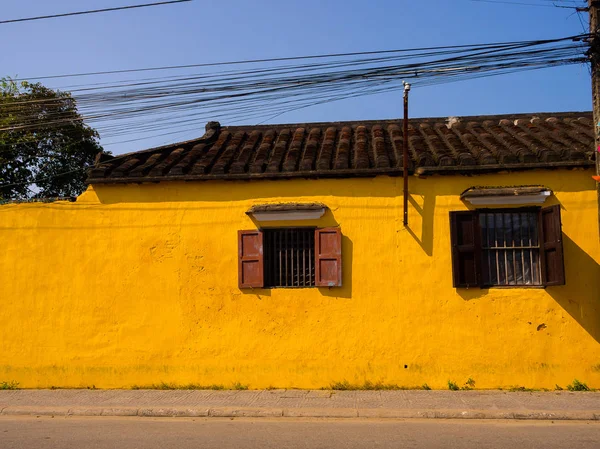 Antigua casa amarilla en Hoi Antigua ciudad, Patrimonio de la Humanidad por la UNESCO. Hoi An es uno de los destinos más populares de Vietnam — Foto de Stock