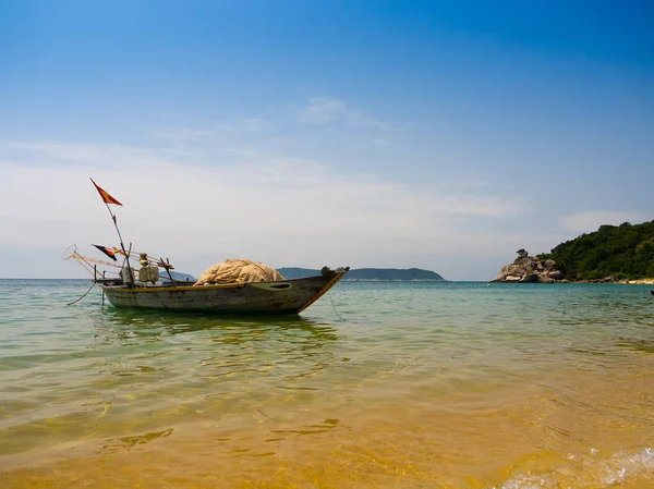 Güneşli bir gün suda Vietnam bir botla güzel manzarasına. Hoian Unesco tarafından dünya mirası alanı kabul edilmektedir