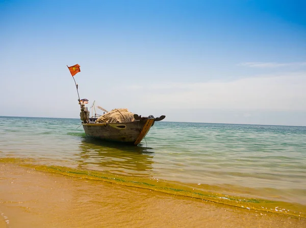 Güneşli bir gün suda Vietnam bir botla güzel manzarasına. Hoian Unesco tarafından dünya mirası alanı kabul edilmektedir