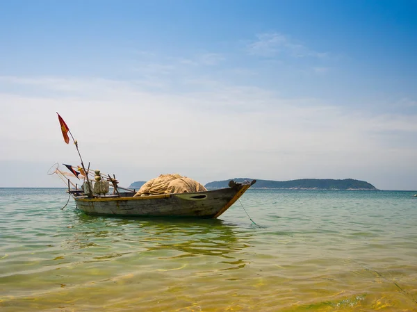 Bela vista de um barco na água em um dia ensolarado, no Vietnã. Hoian é reconhecido como Patrimônio Mundial pela UNESCO — Fotografia de Stock