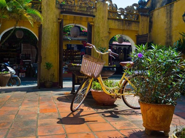 惠安、 越南-2017 年 8 月 20 日： 与一辆自行车停在院子里，在房子里在会安古镇，在越南的后院 — 图库照片