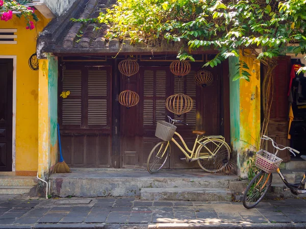 Hoian, Vietnam - 20 Ağustos 2017: arka verandada, Hoi Vietnam bir antik kenti bir evde Bahçe park etmiş bir bisiklet kapat