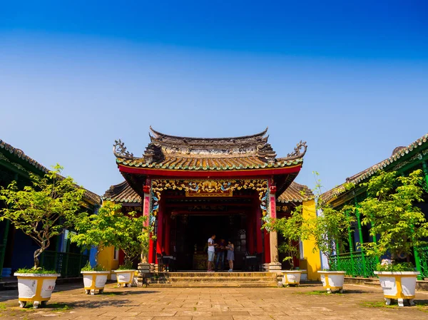 Hoian, Vietnam, Eylül, 04 2017: Güneşli bir günde Vietnam hoian tapınakta güzel manzarasına