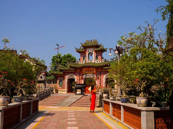 HOIAN, VIETNAM, SEPTEMBER, 04 2017: Beautiful view of an ancient gorgeous temple at hoian, in a sunny day in Vietnam — Stock Photo, Image