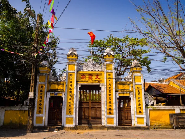 HOIAN, VIETNAM, 04 SEPTIEMBRE 2017: Vista frontal del templo en Hoian, en un día soleado en Vietnam — Foto de Stock