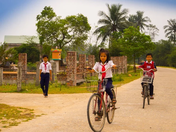Hoian, Vietnam - 05 Ağustos 2017: tanımlanamayan çocuk bir yol bisikleti bir antik kenti, Unesco Dünya Mirası Hoi ana üsse geri. Hoi bir Vietnam en popüler yerlerinden biridir.