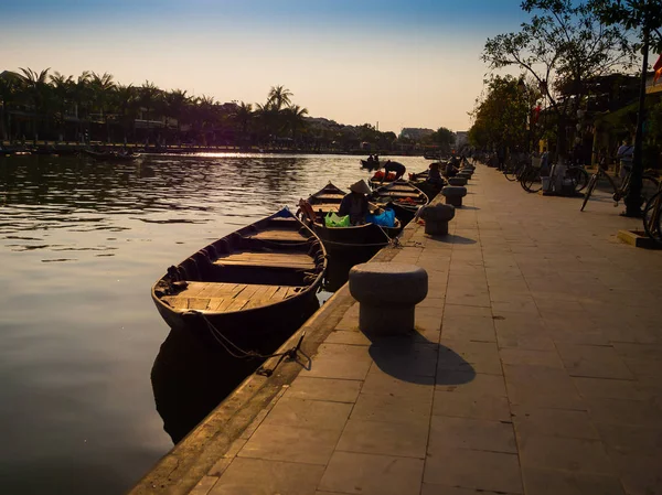 HOIAN, VIETNAM, 04 DE SEPTIEMBRE DE 2017: Barcos tradicionales con luz del atardecer en Hoi An, Vietnam. Hoi An es el Patrimonio Cultural de los Mundos, famoso por la arquitectura de culturas mixtas — Foto de Stock