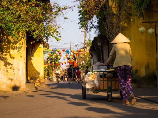 Hoian, Vietnam, Eylül, 04 2017: yeşil ve kırmızı fenerler Hoi asılı bir antik kenti, Unesco Dünya Mirası dışında bazı sokakta yürürken kimliği belirsiz kişi. Hoi bir en iyi biridir. 