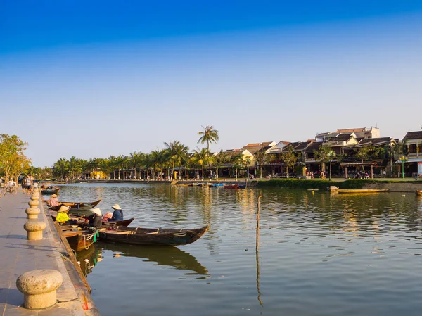 Hoian, Vietnam, Eylül, 04 2017: Geleneksel tekneler önünde antik mimari Hoi An, Vietnam. Hoi bir dünya kültürel mirası, karma kültürler mimarisi için ünlü olduğunu