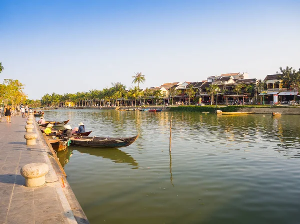 Hoian, Vietnam, Eylül, 04 2017: Geleneksel tekneler önünde antik mimari Hoi An, Vietnam. Hoi bir dünya kültürel mirası, karma kültürler mimarisi için ünlü olduğunu