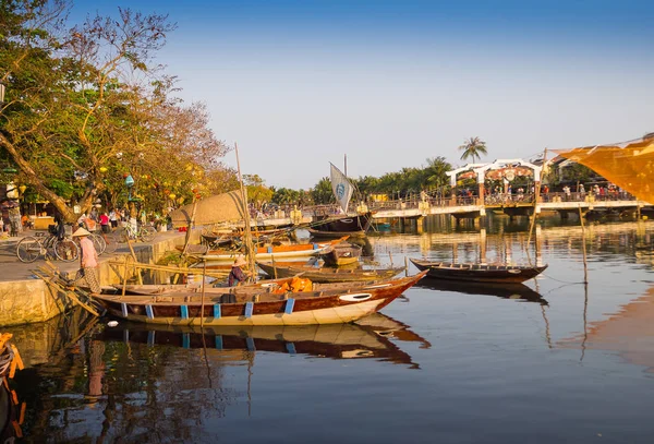 HOIAN, VIETNAM, 04 SEPTIEMBRE 2017: Barcos tradicionales frente a la arquitectura antigua en Hoi An, Vietnam. Hoi An es el Patrimonio Cultural de los Mundos, famoso por la arquitectura de culturas mixtas — Foto de Stock