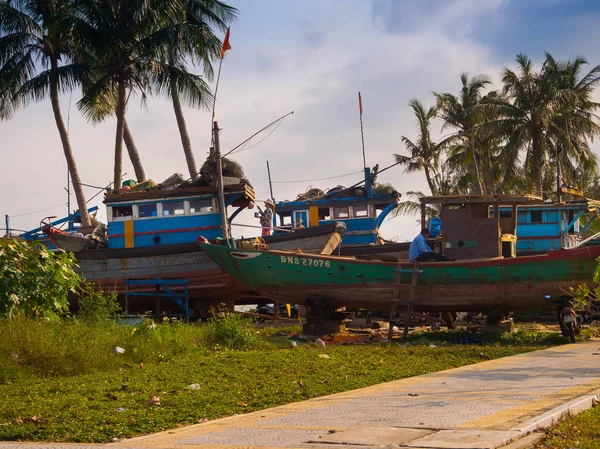 HOIAN, VIETNAM, 04 DE SEPTIEMBRE DE 2017: Personas no identificadas arreglando barcos rotos en Hoi An, Vietnam. Hoi An es el Patrimonio Cultural de los Mundos, famoso por la arquitectura de culturas mixtas — Foto de Stock