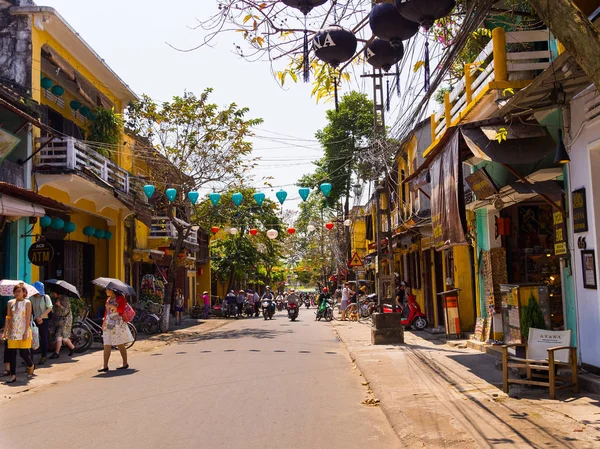 Hoian, Wietnam, 04 września 2017 r.: Niezidentyfikowanych ludzi chodzących w street view z starych domów i kolorowe lampiony wykonane z papieru, w Hoi An ancient town, światowego dziedzictwa Unesco — Zdjęcie stockowe