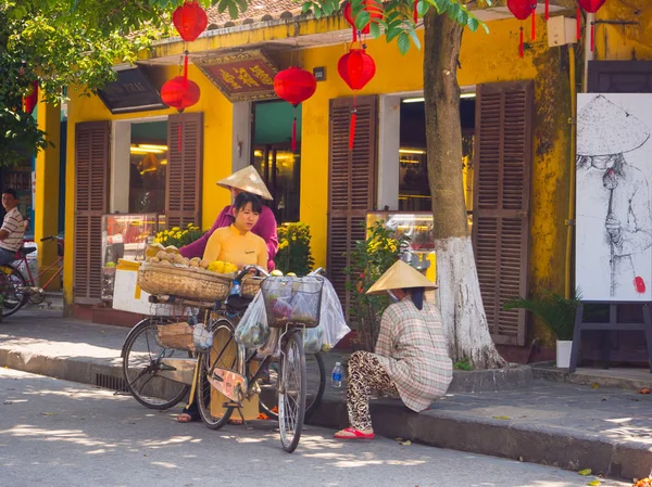 Hoian, vietnam, september, 04 2017: Unbekannte beim Straßenbild mit alten Häusern und bunten Laternen aus Papier, in hoi eine antike Stadt, UNESCO-Welterbe — Stockfoto