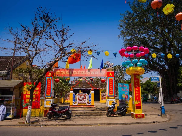 Hoian, Βιετνάμ, 04 Σεπτεμβρίου 2017: Street view με παλιά σπίτια και πολύχρωμο lanters από χαρτί, σε Χόι Αν μια αρχαία πόλη, μνημείο παγκόσμιας πολιτιστικής κληρονομιάς. Χόι Αν: ένα είναι ένας από τους πιο δημοφιλείς προορισμούς στον — Φωτογραφία Αρχείου