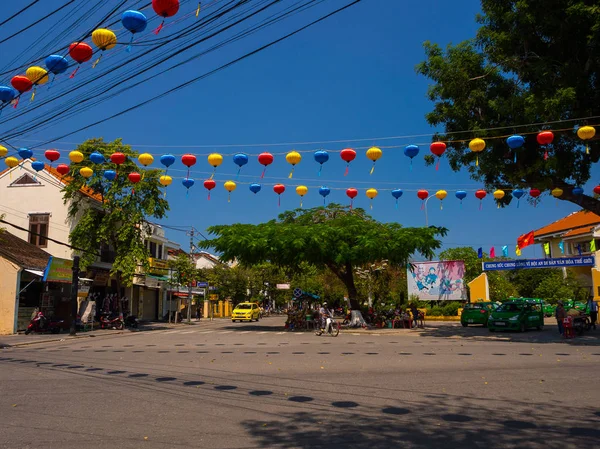 Hoian, Vietnam, szeptember, 04 2017: Utcakép, régi házak, és színes lanters készült könyv, egy ősi város, Hoi Unesco Világörökség. Hoi egy egyike a leg--bb népszerű célpontok — Stock Fotó