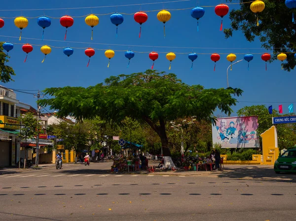 Hoian, vietnam, september 04 2017: straßenansicht mit alten häusern und bunten laternen aus papier, in hoi eine antike stadt, UNESCO-Weltkulturerbe. hoi an ist eines der beliebtesten Reiseziele in — Stockfoto