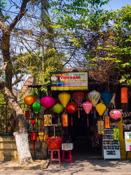 ГОЯН, ВЕЛИКОБРИТАНИЯ, СЕНТЯБРЬ, 04 СЕНТЯБРЯ 2017: Закрыт рынок с разноцветными фонарями из бумаги в древнем городе Хойан, который является всемирным наследием ЮНЕСКО. Хойан является одним из самых популярных направлений во Вьетнаме — стоковое фото
