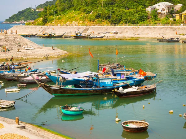 Hoian, Vietnam, September, 04 2017: Traditionele boten voor oude architectuur in Hoi An, Vietnam. Hoi een is de werelden culturele erfgoed, beroemde voor gemengde culturen architectuur — Stockfoto