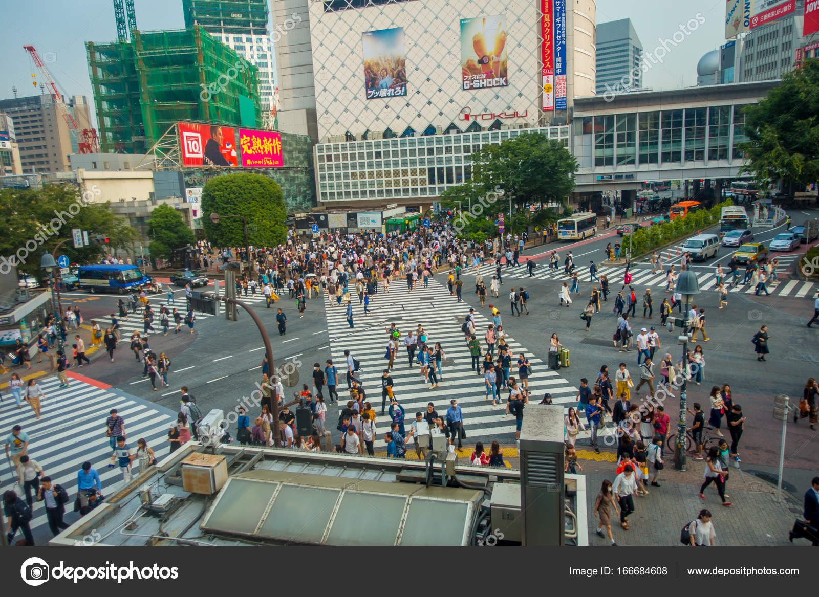 Tokyo Japan June 28 17 Top View Of Crowd Of People Crossing In Shibuya Street One Of The Busiest Crosswalks In The World In The Ginza District In Tokyo Stock