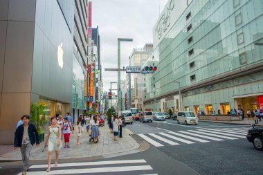 Tokyo, Japonya -28 Haziran 2017: tanımlanamayan insanlar karşıdan karşıya zebra, Tokyo Ginza elektrik Town bölgesinde üzerinden geçerken