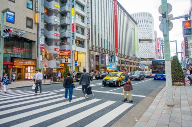 Tokyo, Japonya -28 Haziran 2017: tanımlanamayan insanlar karşıdan karşıya zebra, Tokyo Ginza elektrik Town bölgesinde üzerinden geçerken