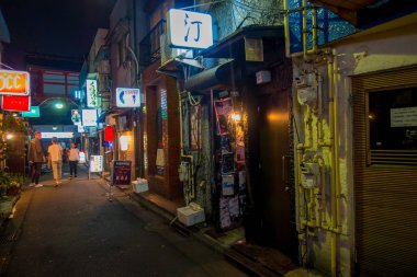 Tokyo, Japonya Haziran 28-2017: Shinjuku altın gay barlarda geleneksel arka sokak. 200 küçük barlar ve Tokyo'da bulunan 20th yüzyıl atmosferi ile 6 küçük sokakları, altın gai oluşur
