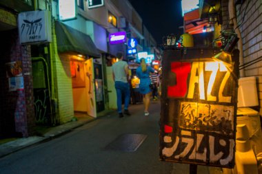 Tokyo, Japonya Haziran 28-2017: Shinjuku altın Gai geleneksel arka sokak barlarda bilgilendirici işareti. 200 küçük barlar ve yer alan 20th yüzyıl atmosferi ile 6 küçük sokakları, altın gai oluşur